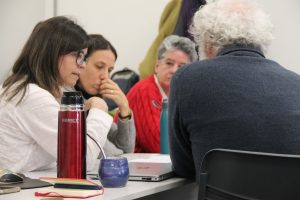 Imagen de una de las mesas de trabajo con varias participantes