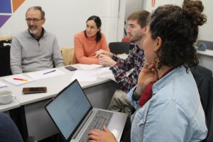 Tomás Milani y Lucía Rodríguez en uno de los subgrupos de discusión